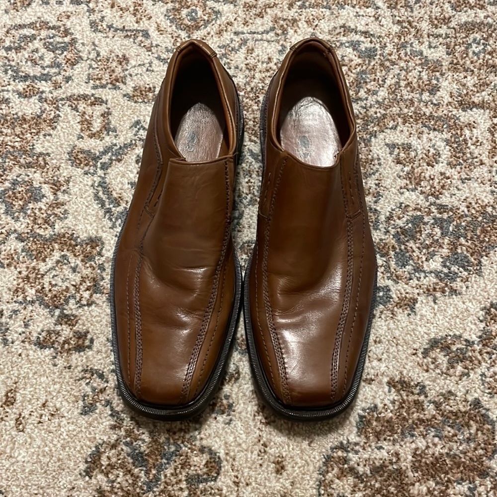 Men slip on dress shoes